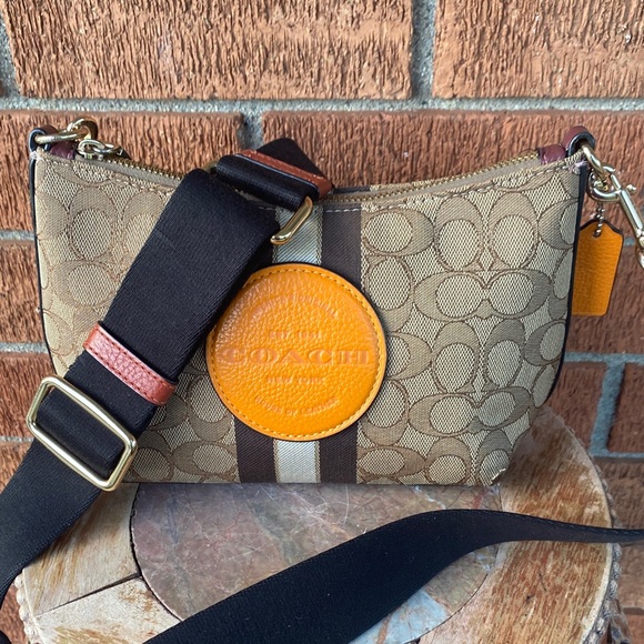 Coach Signature crossbody bag 
Coach Size: 7" (L) × 5" (H) × 3 3/4" (W) - Picture 1 of 14